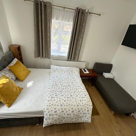 4Th Studio Flat With Private Own Bathroom A London Luxury Family Home Setup And Furnished With Double Bed Plus A Double Futon-Sofa Bed A Single Futon Bed A Baby Cot And Garden And Free Parking Dış mekan fotoğraf