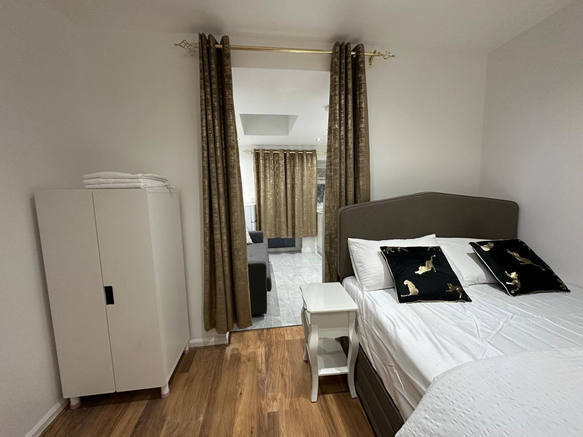 4Th Studio Flat With Private Own Bathroom A London Luxury Family Home Setup And Furnished With Double Bed Plus A Double Futon-Sofa Bed A Single Futon Bed A Baby Cot And Garden And Free Parking Dış mekan fotoğraf