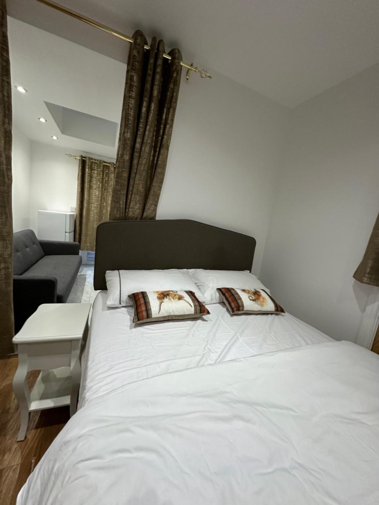 4Th Studio Flat With Private Own Bathroom A London Luxury Family Home Setup And Furnished With Double Bed Plus A Double Futon-Sofa Bed A Single Futon Bed A Baby Cot And Garden And Free Parking Dış mekan fotoğraf