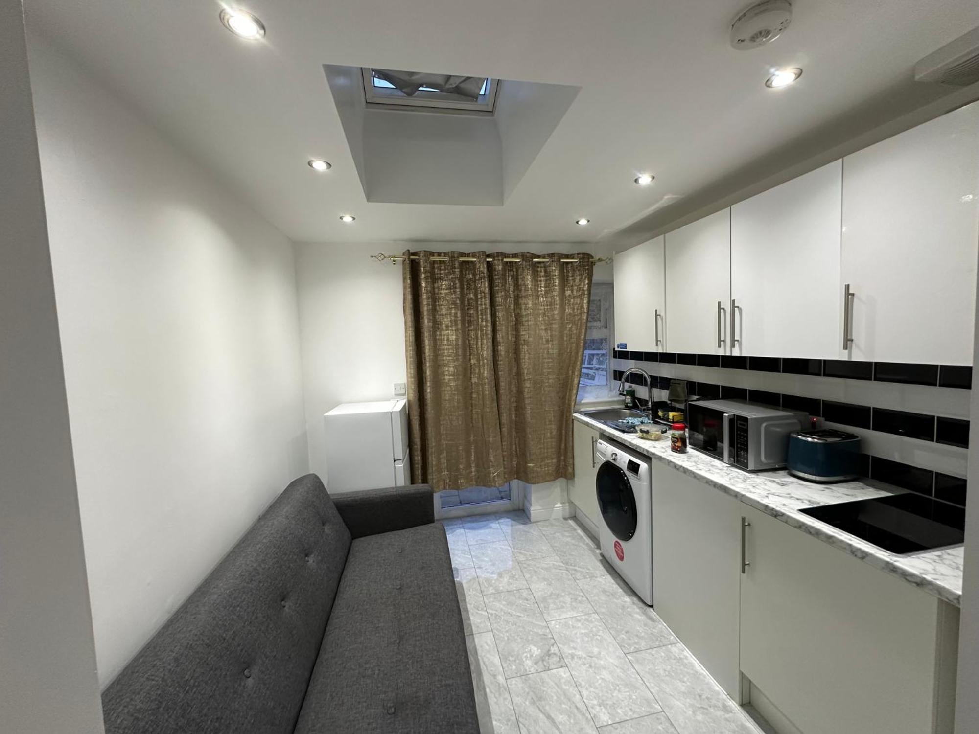 4Th Studio Flat With Private Own Bathroom A London Luxury Family Home Setup And Furnished With Double Bed Plus A Double Futon-Sofa Bed A Single Futon Bed A Baby Cot And Garden And Free Parking Dış mekan fotoğraf