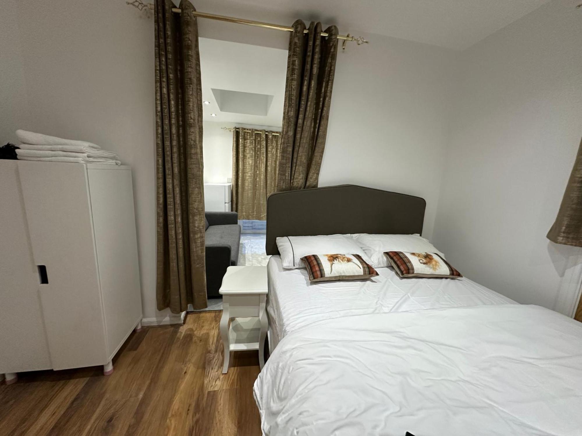 4Th Studio Flat With Private Own Bathroom A London Luxury Family Home Setup And Furnished With Double Bed Plus A Double Futon-Sofa Bed A Single Futon Bed A Baby Cot And Garden And Free Parking Dış mekan fotoğraf