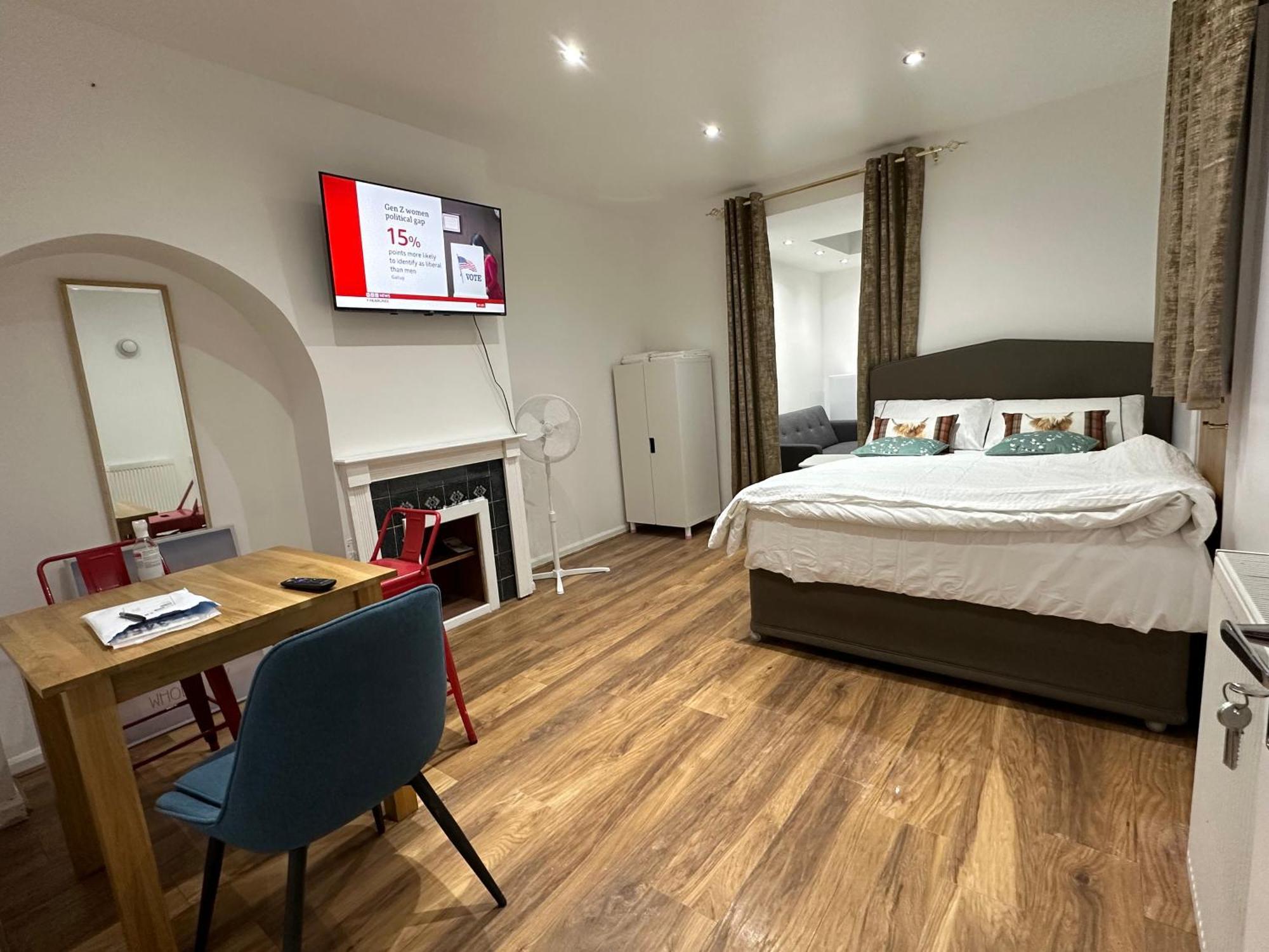 4Th Studio Flat With Private Own Bathroom A London Luxury Family Home Setup And Furnished With Double Bed Plus A Double Futon-Sofa Bed A Single Futon Bed A Baby Cot And Garden And Free Parking Dış mekan fotoğraf