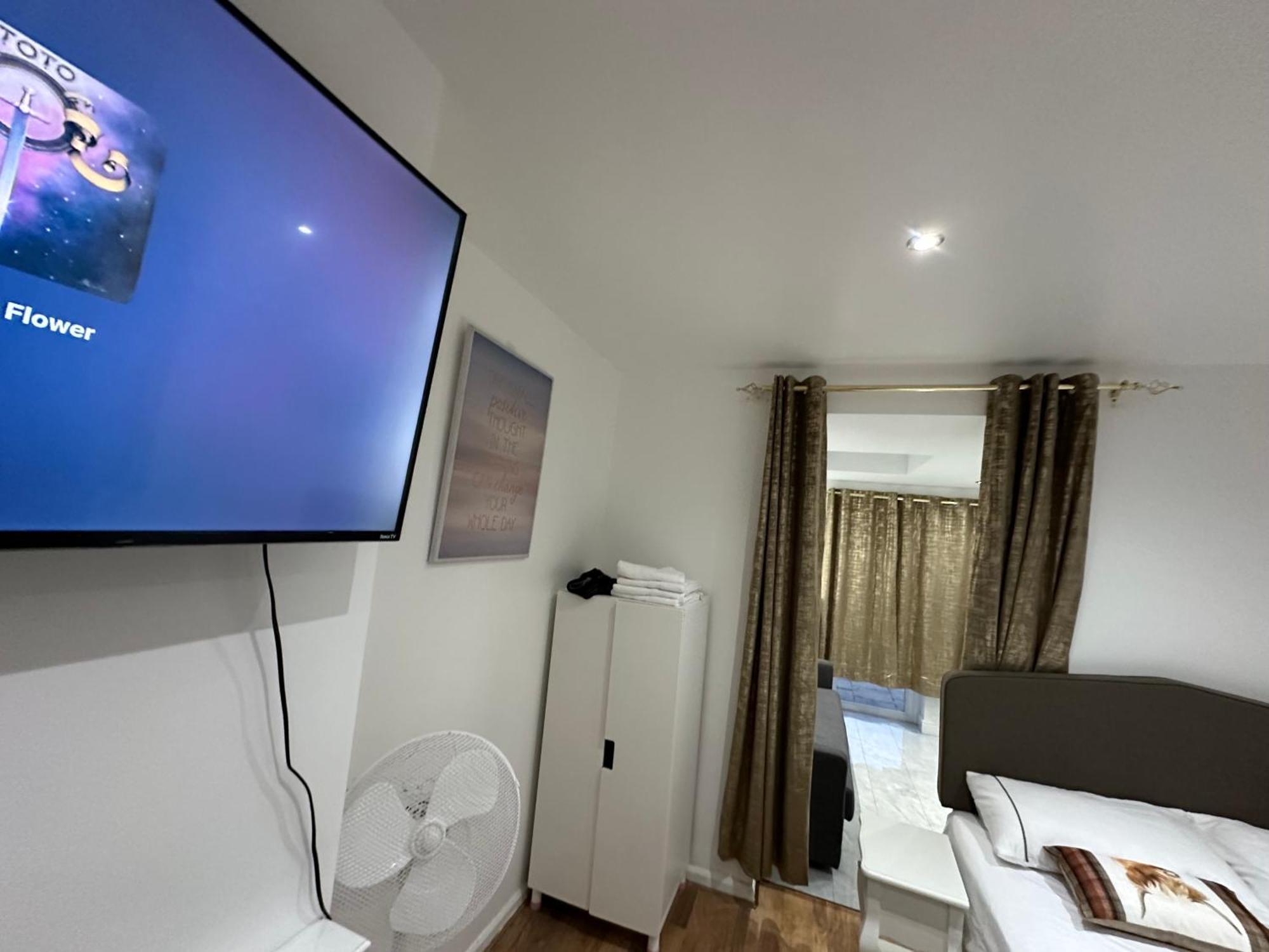 4Th Studio Flat With Private Own Bathroom A London Luxury Family Home Setup And Furnished With Double Bed Plus A Double Futon-Sofa Bed A Single Futon Bed A Baby Cot And Garden And Free Parking Dış mekan fotoğraf