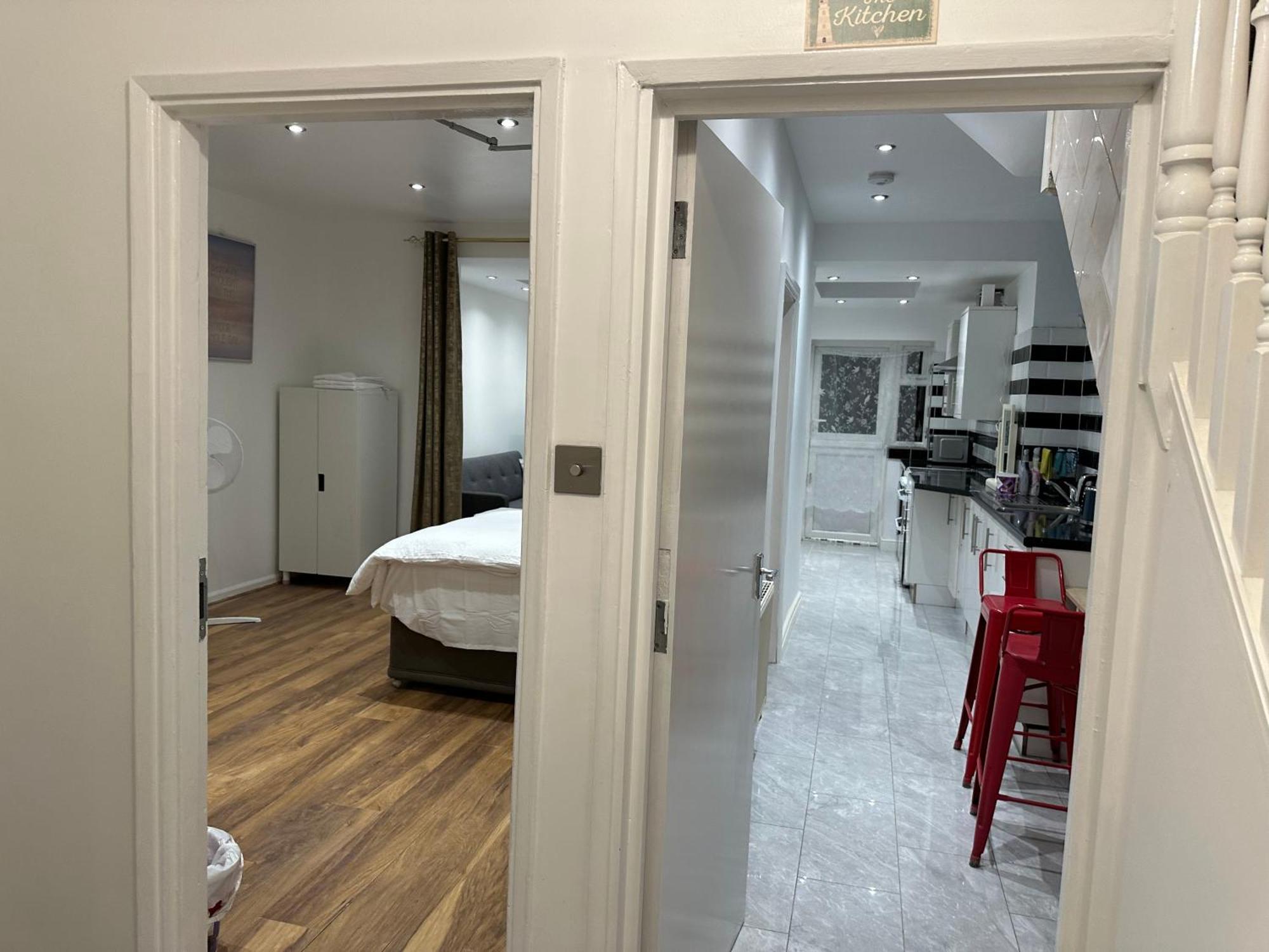 4Th Studio Flat With Private Own Bathroom A London Luxury Family Home Setup And Furnished With Double Bed Plus A Double Futon-Sofa Bed A Single Futon Bed A Baby Cot And Garden And Free Parking Dış mekan fotoğraf