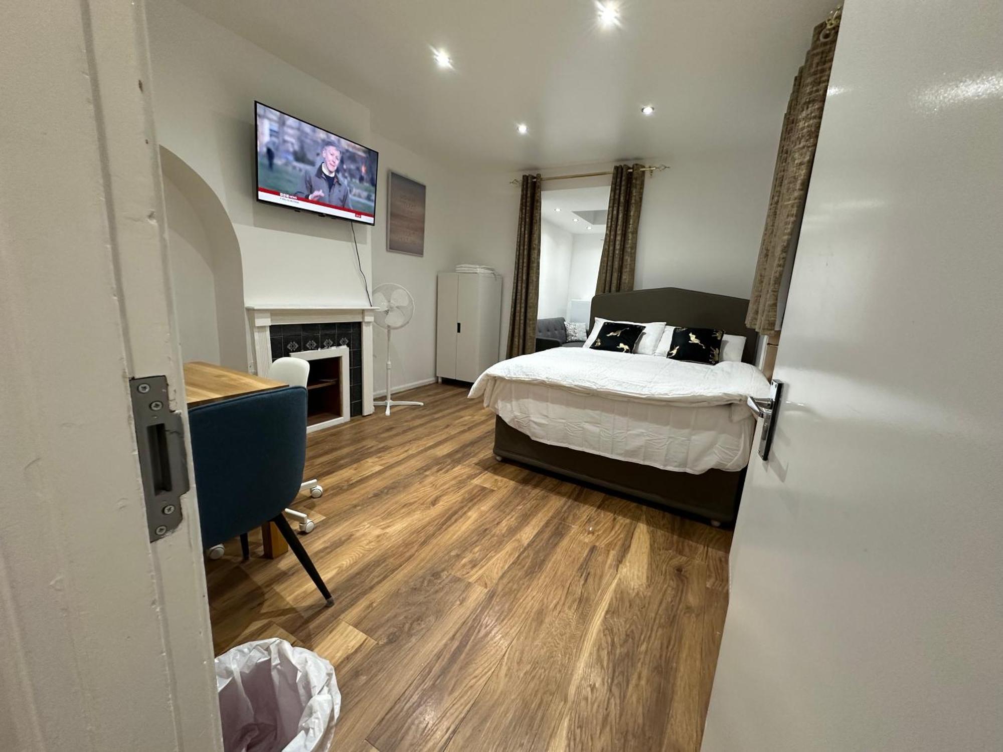4Th Studio Flat With Private Own Bathroom A London Luxury Family Home Setup And Furnished With Double Bed Plus A Double Futon-Sofa Bed A Single Futon Bed A Baby Cot And Garden And Free Parking Dış mekan fotoğraf
