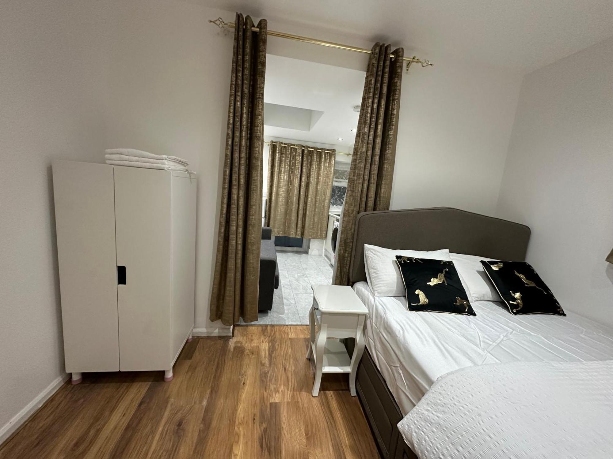 4Th Studio Flat With Private Own Bathroom A London Luxury Family Home Setup And Furnished With Double Bed Plus A Double Futon-Sofa Bed A Single Futon Bed A Baby Cot And Garden And Free Parking Dış mekan fotoğraf
