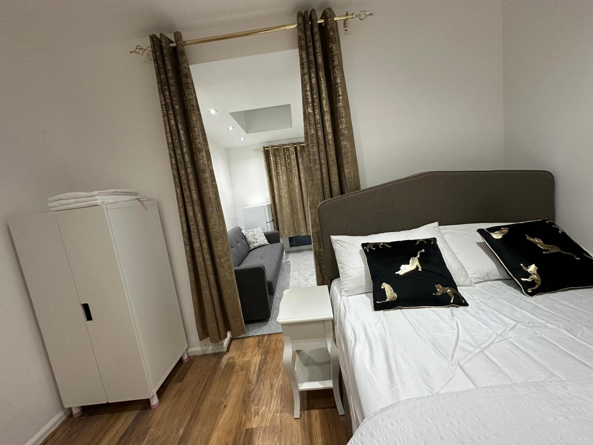 4Th Studio Flat With Private Own Bathroom A London Luxury Family Home Setup And Furnished With Double Bed Plus A Double Futon-Sofa Bed A Single Futon Bed A Baby Cot And Garden And Free Parking Dış mekan fotoğraf