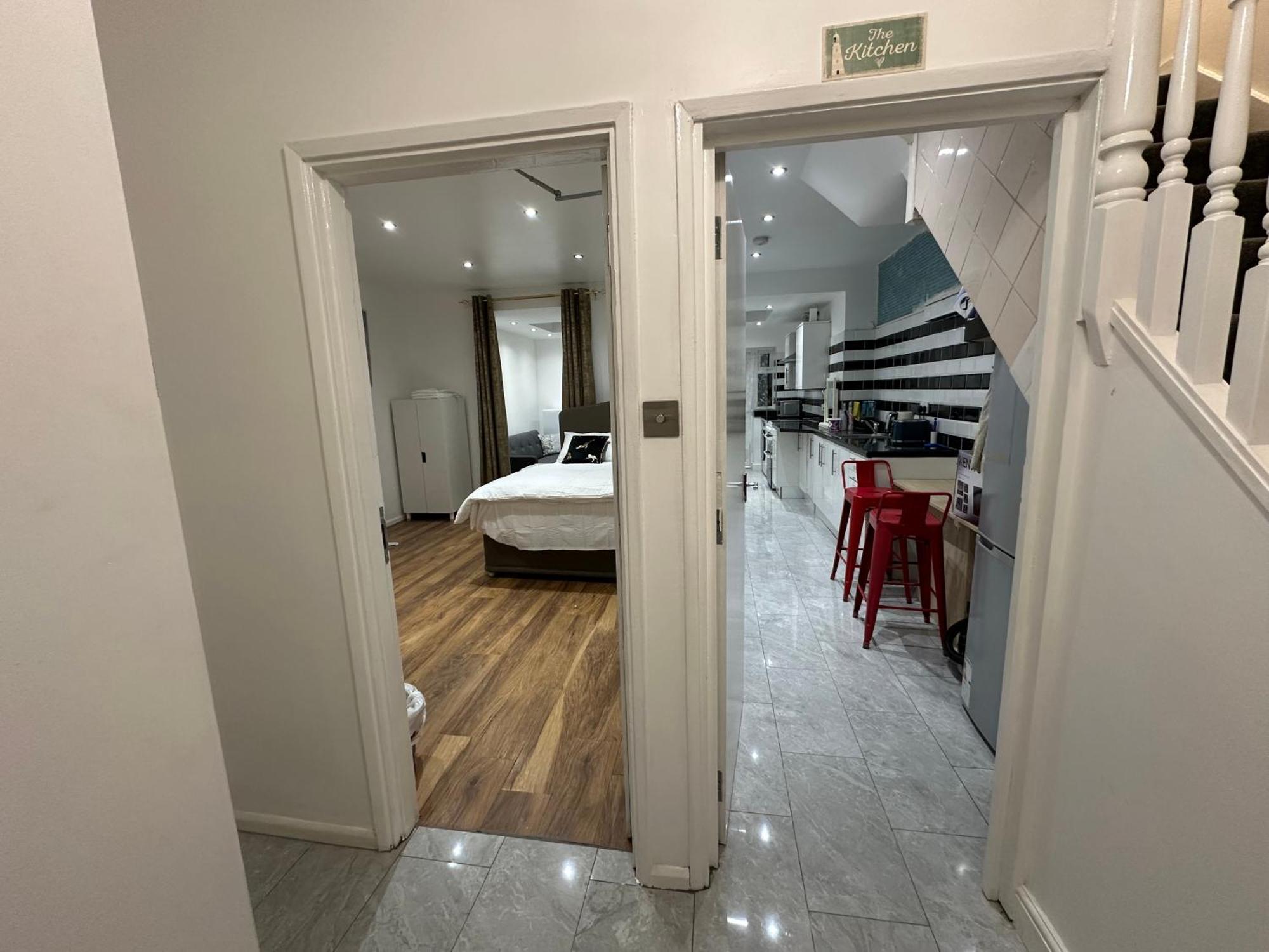 4Th Studio Flat With Private Own Bathroom A London Luxury Family Home Setup And Furnished With Double Bed Plus A Double Futon-Sofa Bed A Single Futon Bed A Baby Cot And Garden And Free Parking Dış mekan fotoğraf