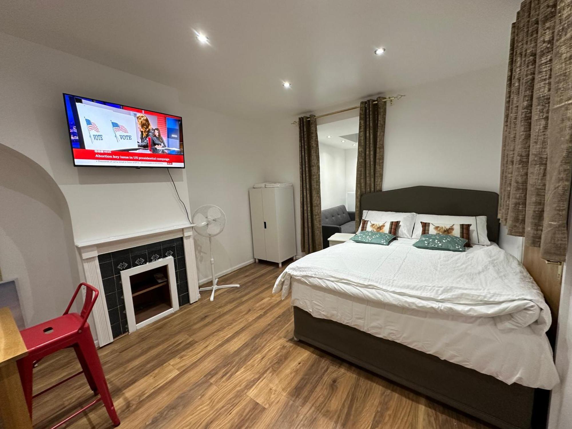 4Th Studio Flat With Private Own Bathroom A London Luxury Family Home Setup And Furnished With Double Bed Plus A Double Futon-Sofa Bed A Single Futon Bed A Baby Cot And Garden And Free Parking Dış mekan fotoğraf