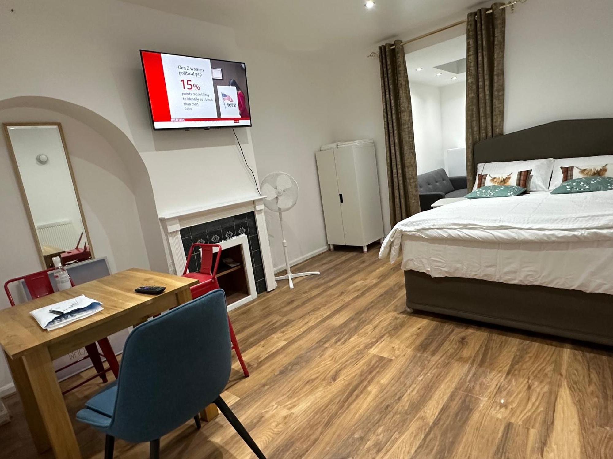 4Th Studio Flat With Private Own Bathroom A London Luxury Family Home Setup And Furnished With Double Bed Plus A Double Futon-Sofa Bed A Single Futon Bed A Baby Cot And Garden And Free Parking Dış mekan fotoğraf