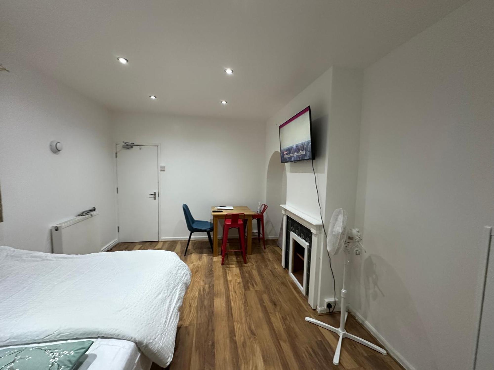 4Th Studio Flat With Private Own Bathroom A London Luxury Family Home Setup And Furnished With Double Bed Plus A Double Futon-Sofa Bed A Single Futon Bed A Baby Cot And Garden And Free Parking Dış mekan fotoğraf