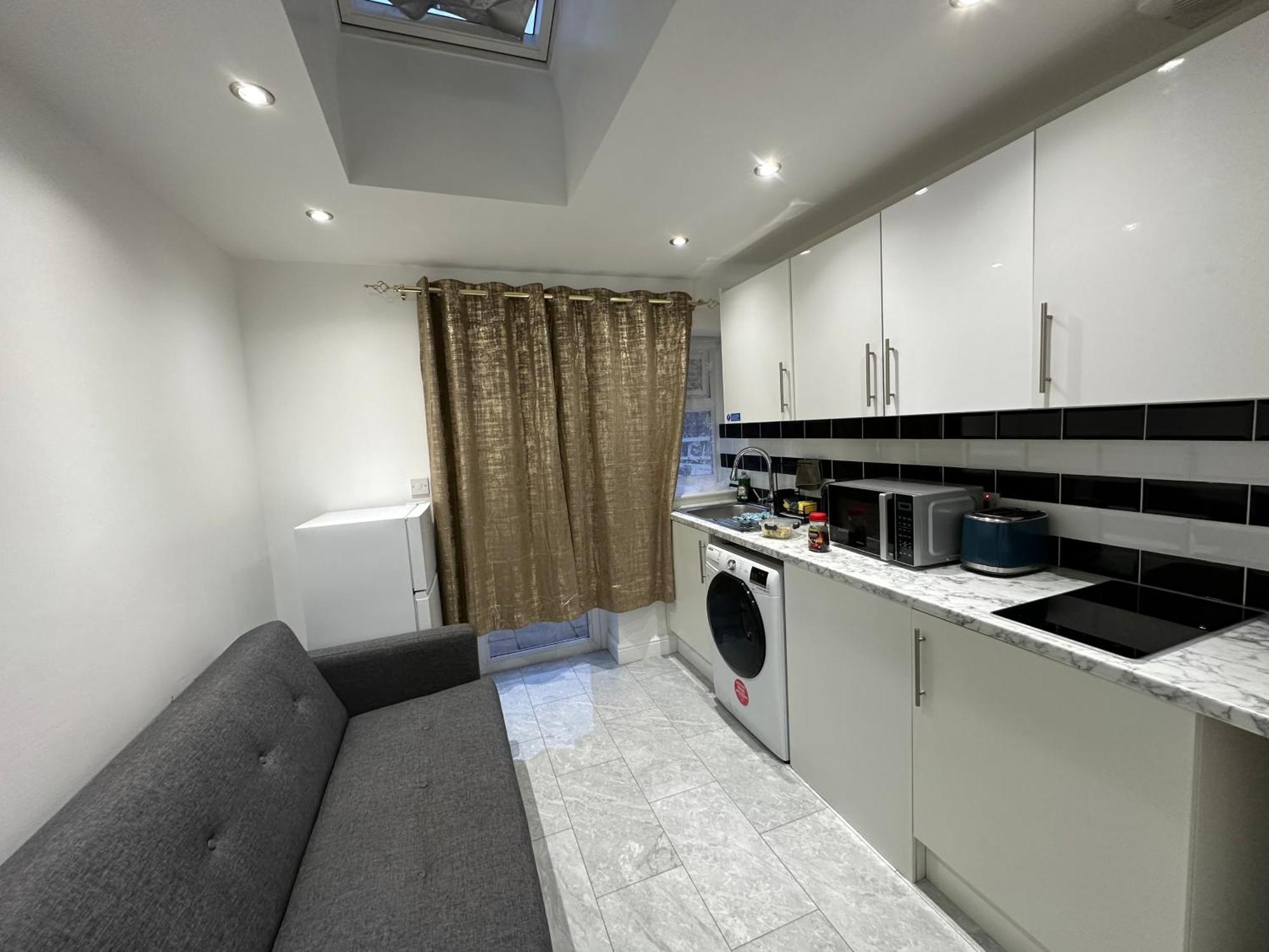 4Th Studio Flat With Private Own Bathroom A London Luxury Family Home Setup And Furnished With Double Bed Plus A Double Futon-Sofa Bed A Single Futon Bed A Baby Cot And Garden And Free Parking Dış mekan fotoğraf