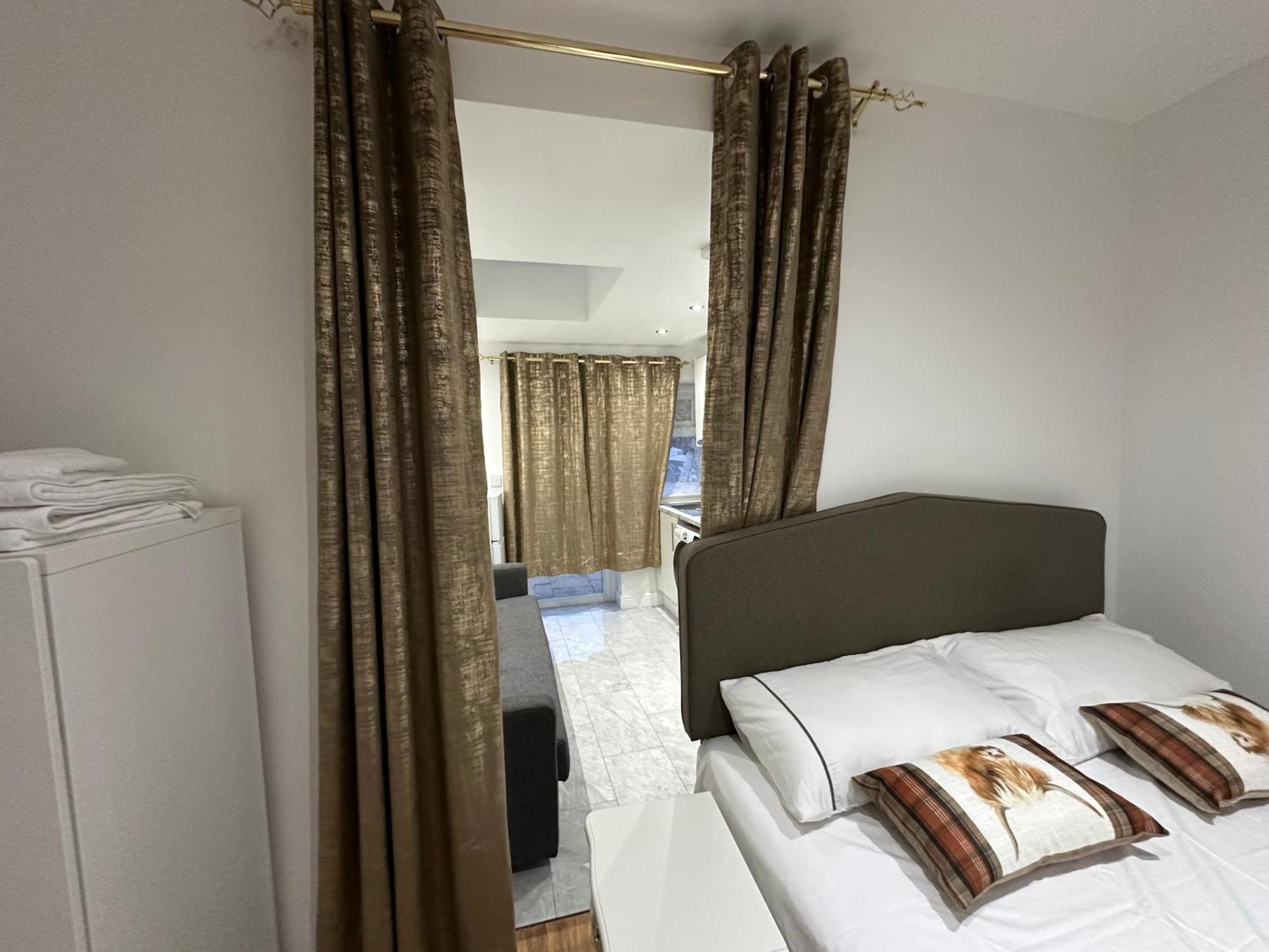 4Th Studio Flat With Private Own Bathroom A London Luxury Family Home Setup And Furnished With Double Bed Plus A Double Futon-Sofa Bed A Single Futon Bed A Baby Cot And Garden And Free Parking Dış mekan fotoğraf