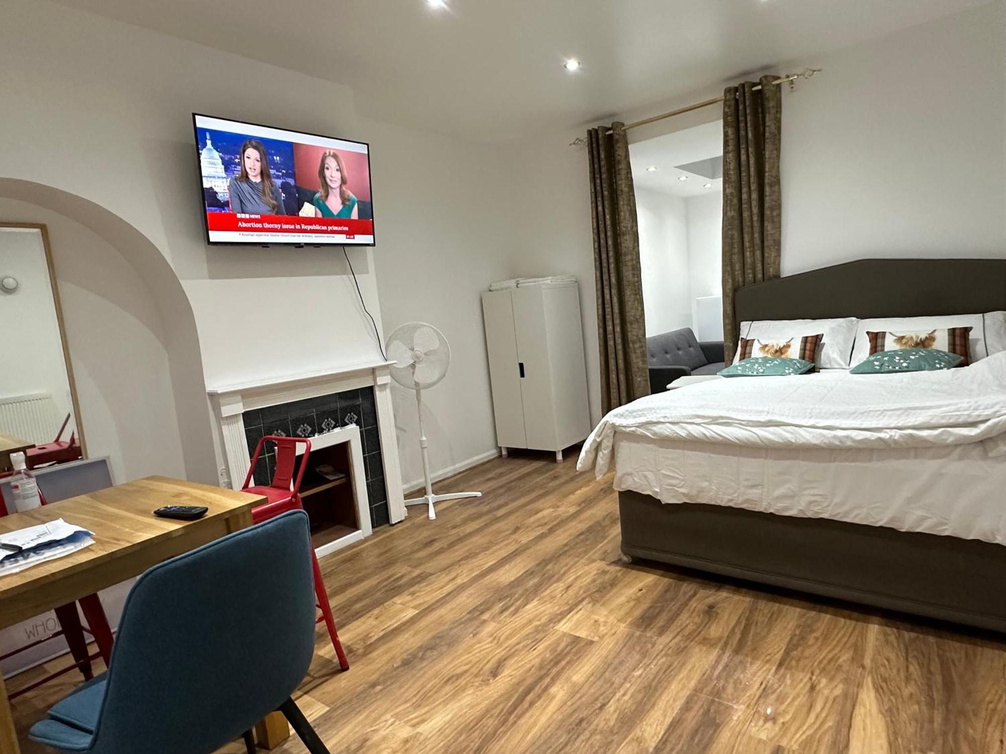 4Th Studio Flat With Private Own Bathroom A London Luxury Family Home Setup And Furnished With Double Bed Plus A Double Futon-Sofa Bed A Single Futon Bed A Baby Cot And Garden And Free Parking Dış mekan fotoğraf