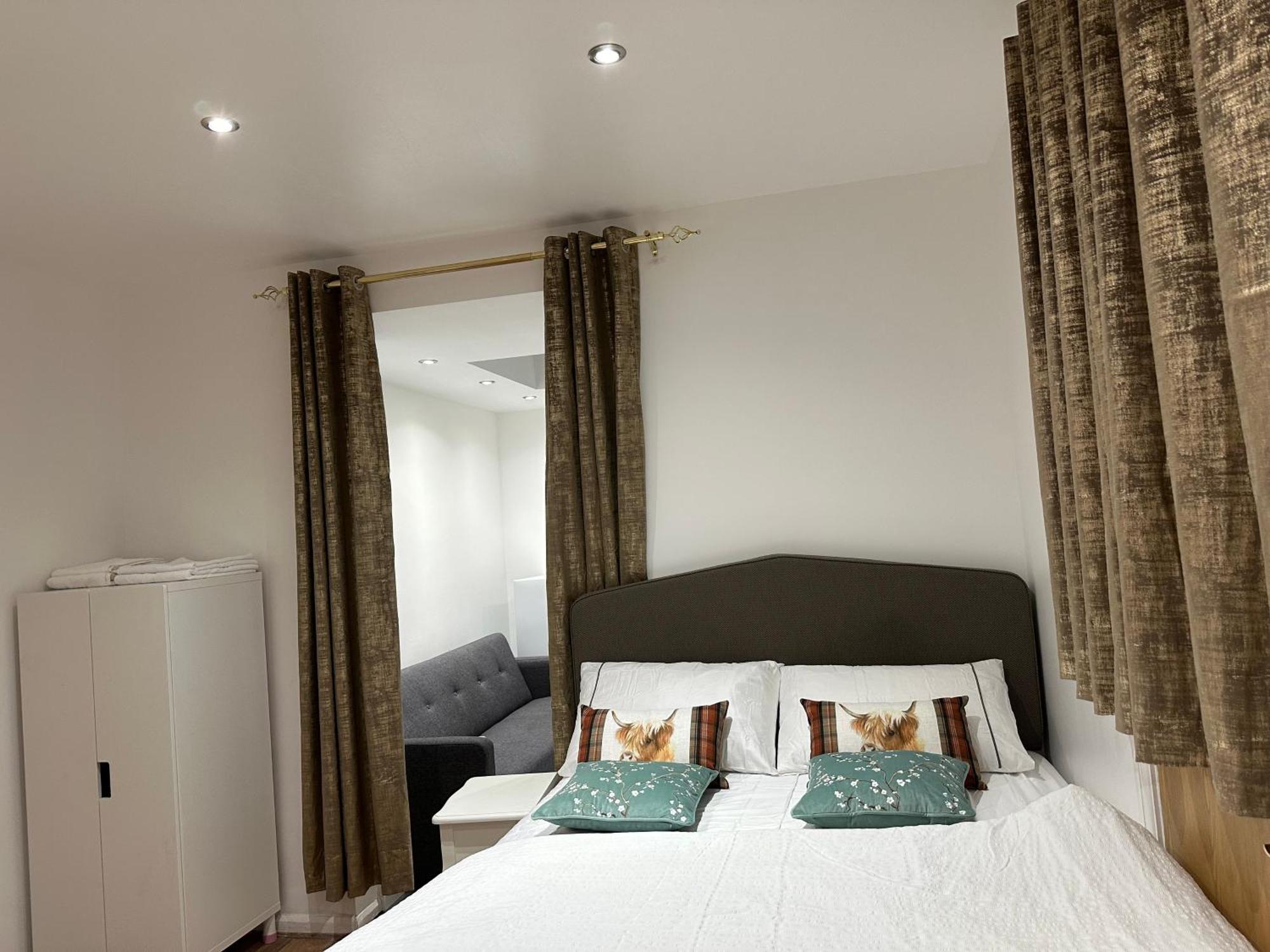 4Th Studio Flat With Private Own Bathroom A London Luxury Family Home Setup And Furnished With Double Bed Plus A Double Futon-Sofa Bed A Single Futon Bed A Baby Cot And Garden And Free Parking Dış mekan fotoğraf