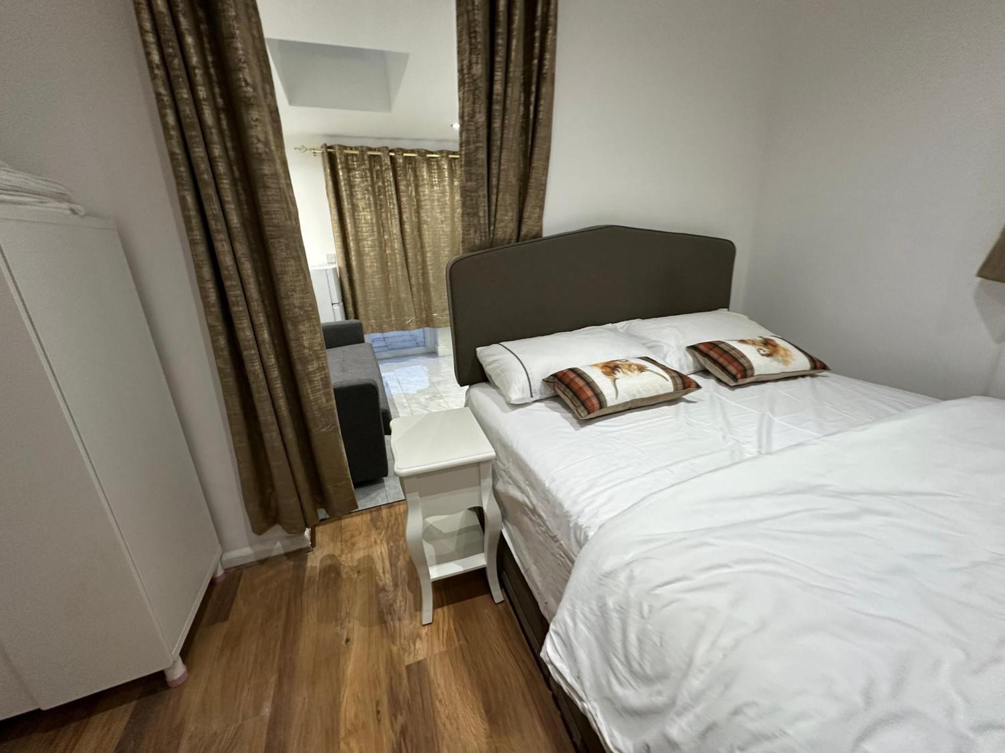 4Th Studio Flat With Private Own Bathroom A London Luxury Family Home Setup And Furnished With Double Bed Plus A Double Futon-Sofa Bed A Single Futon Bed A Baby Cot And Garden And Free Parking Dış mekan fotoğraf