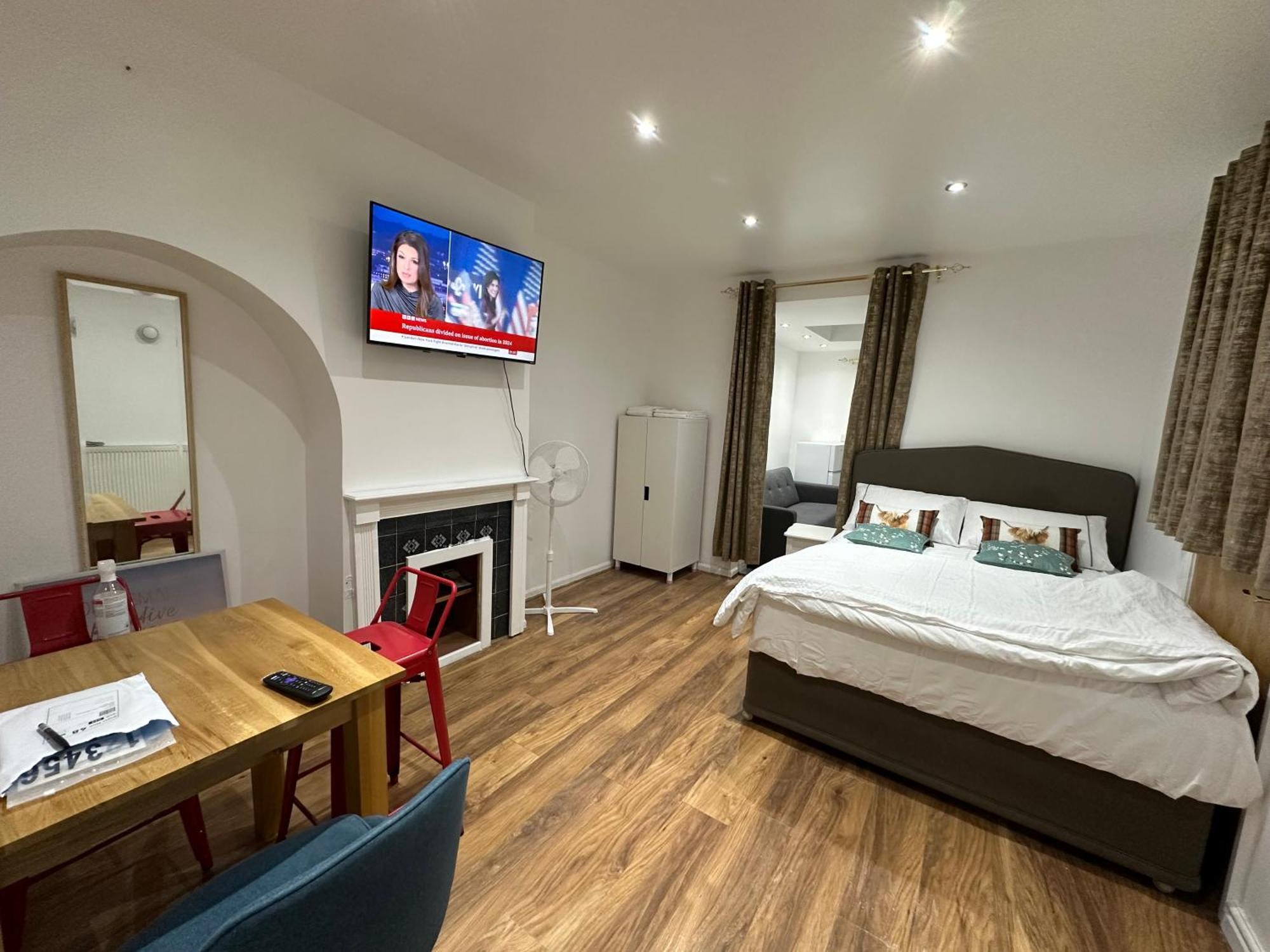 4Th Studio Flat With Private Own Bathroom A London Luxury Family Home Setup And Furnished With Double Bed Plus A Double Futon-Sofa Bed A Single Futon Bed A Baby Cot And Garden And Free Parking Dış mekan fotoğraf
