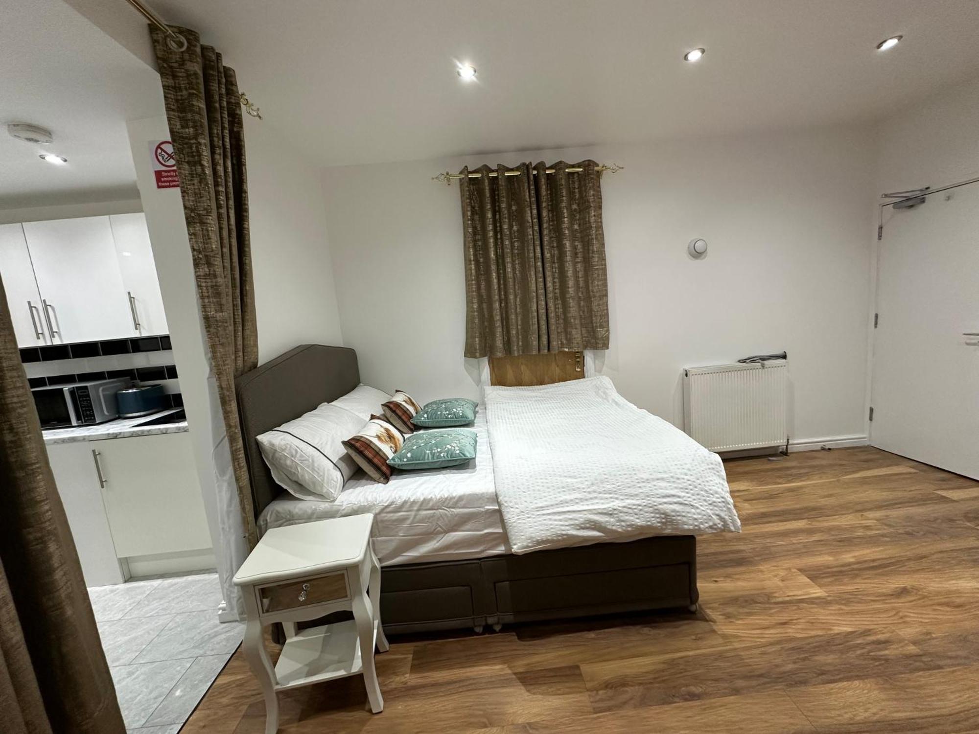 4Th Studio Flat With Private Own Bathroom A London Luxury Family Home Setup And Furnished With Double Bed Plus A Double Futon-Sofa Bed A Single Futon Bed A Baby Cot And Garden And Free Parking Dış mekan fotoğraf