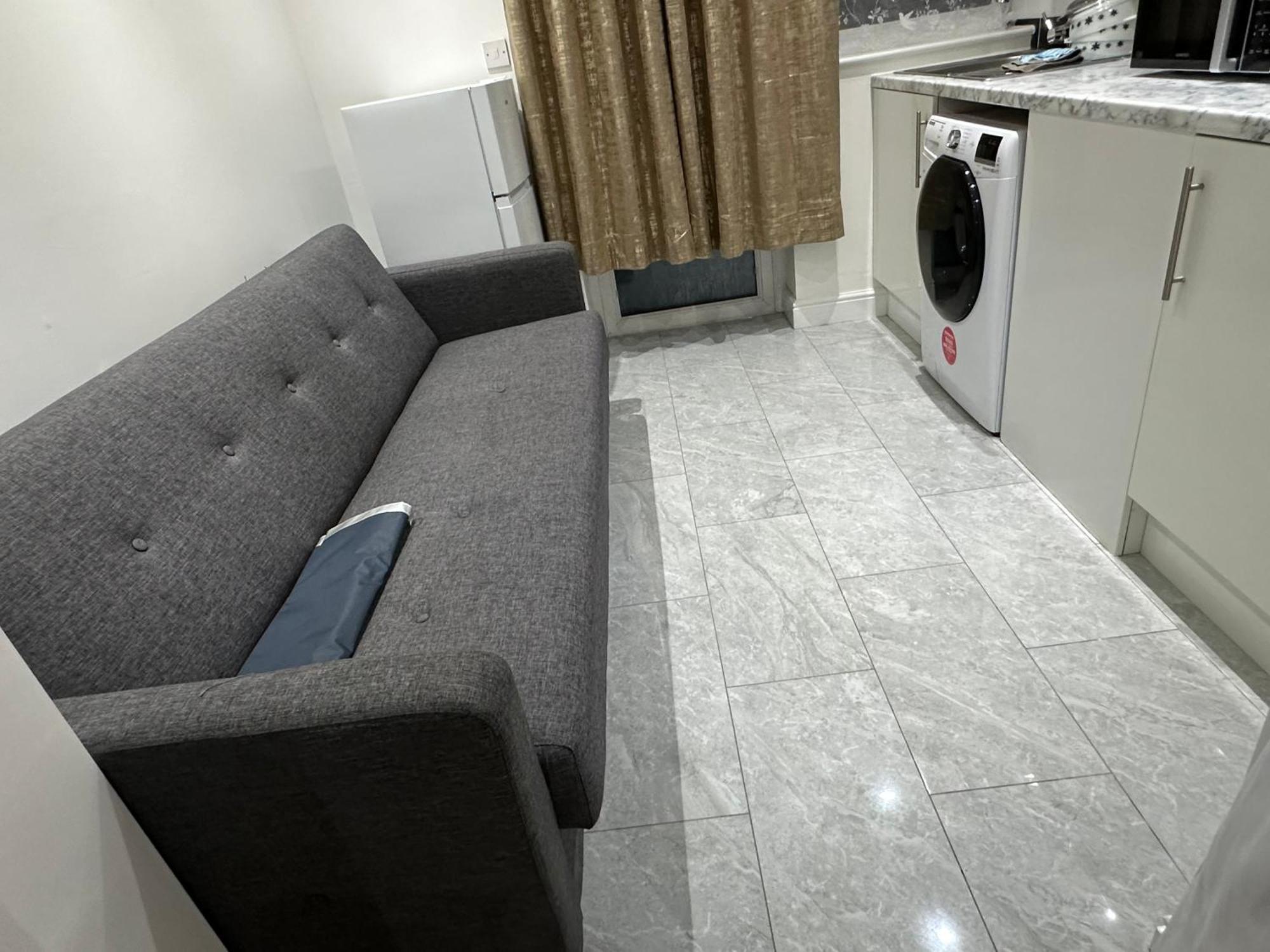 4Th Studio Flat With Private Own Bathroom A London Luxury Family Home Setup And Furnished With Double Bed Plus A Double Futon-Sofa Bed A Single Futon Bed A Baby Cot And Garden And Free Parking Dış mekan fotoğraf