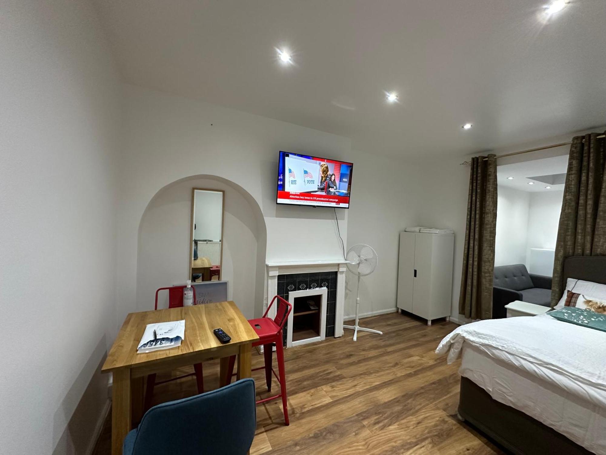 4Th Studio Flat With Private Own Bathroom A London Luxury Family Home Setup And Furnished With Double Bed Plus A Double Futon-Sofa Bed A Single Futon Bed A Baby Cot And Garden And Free Parking Dış mekan fotoğraf