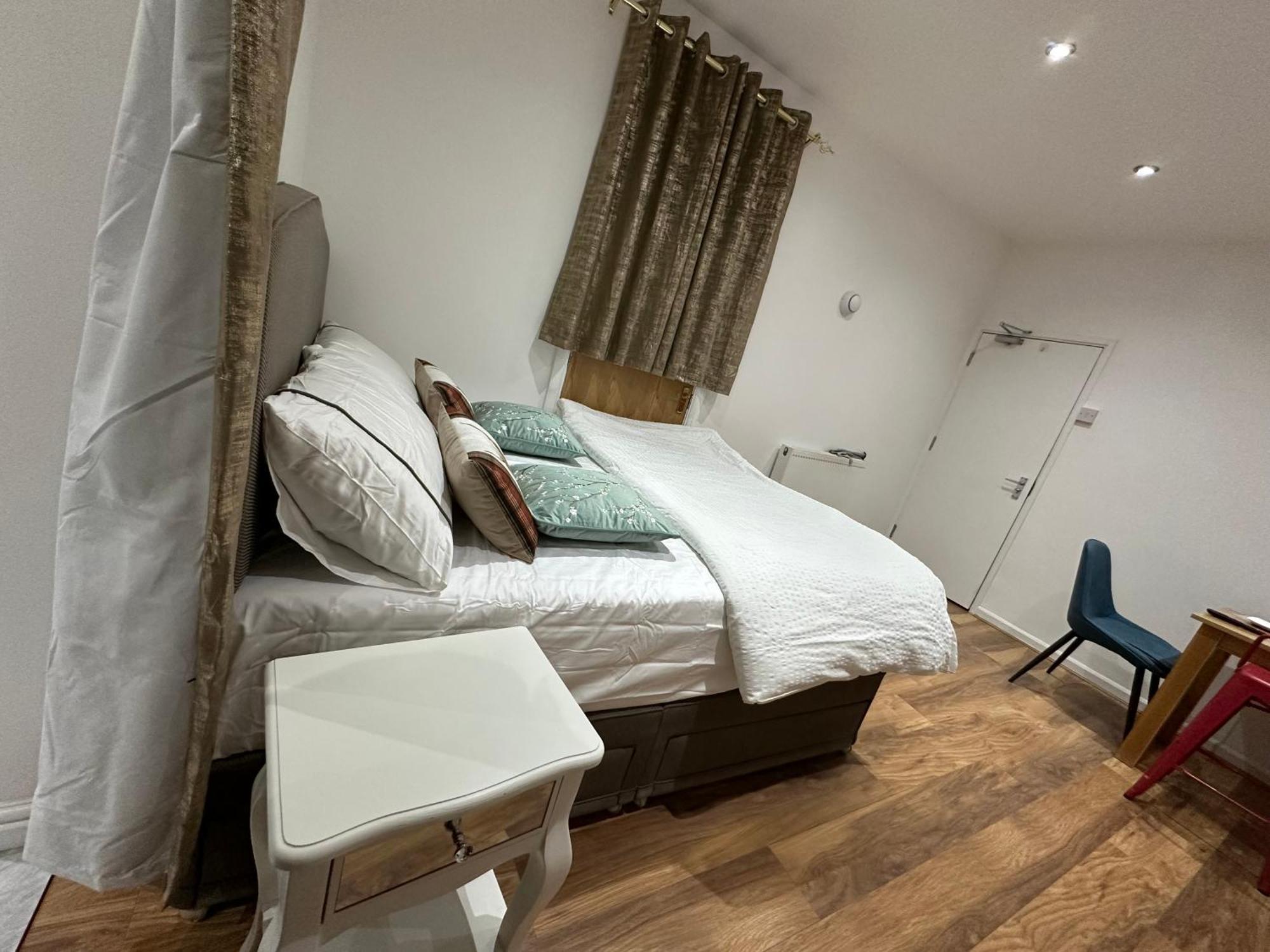 4Th Studio Flat With Private Own Bathroom A London Luxury Family Home Setup And Furnished With Double Bed Plus A Double Futon-Sofa Bed A Single Futon Bed A Baby Cot And Garden And Free Parking Dış mekan fotoğraf