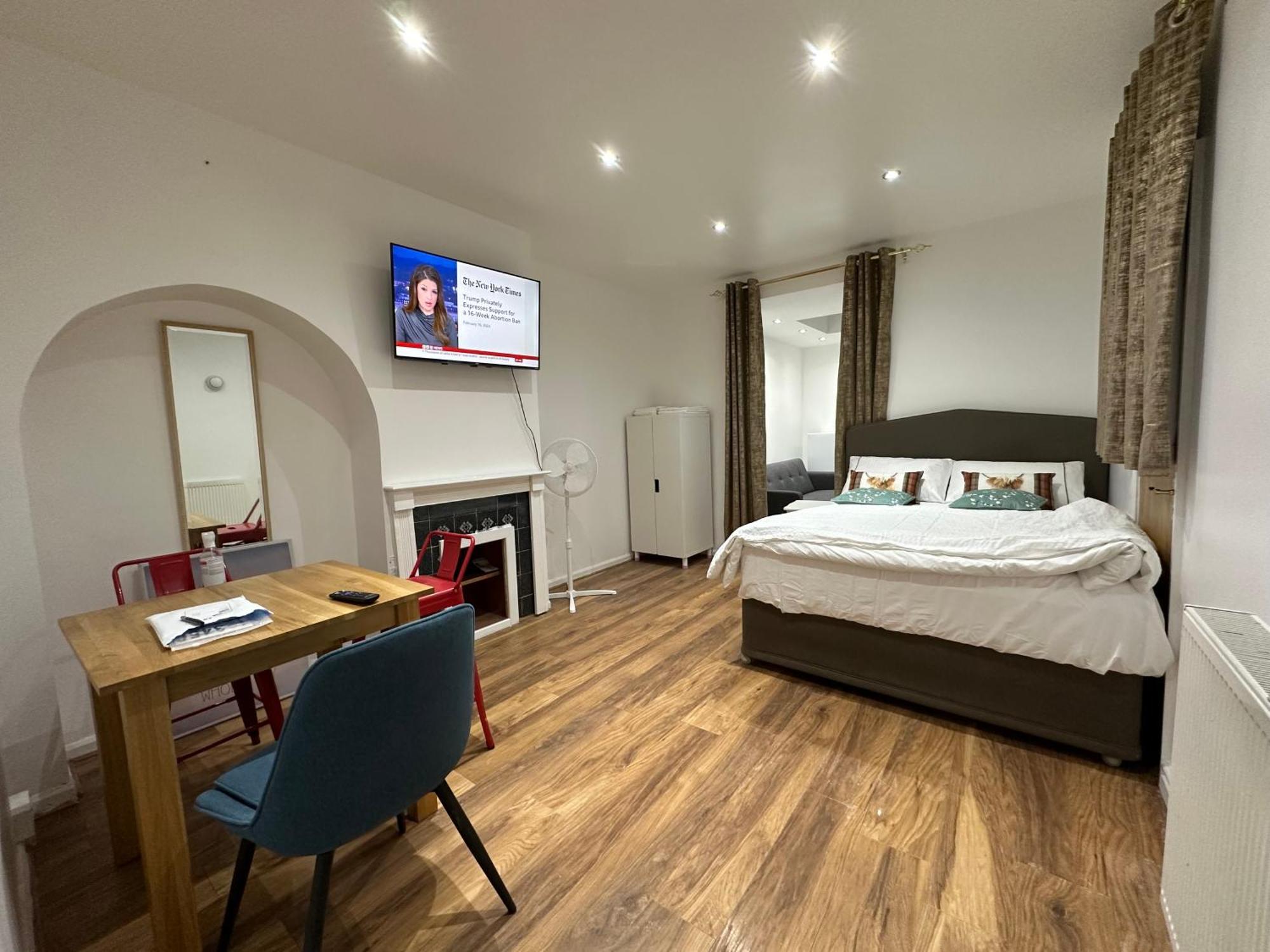 4Th Studio Flat With Private Own Bathroom A London Luxury Family Home Setup And Furnished With Double Bed Plus A Double Futon-Sofa Bed A Single Futon Bed A Baby Cot And Garden And Free Parking Dış mekan fotoğraf