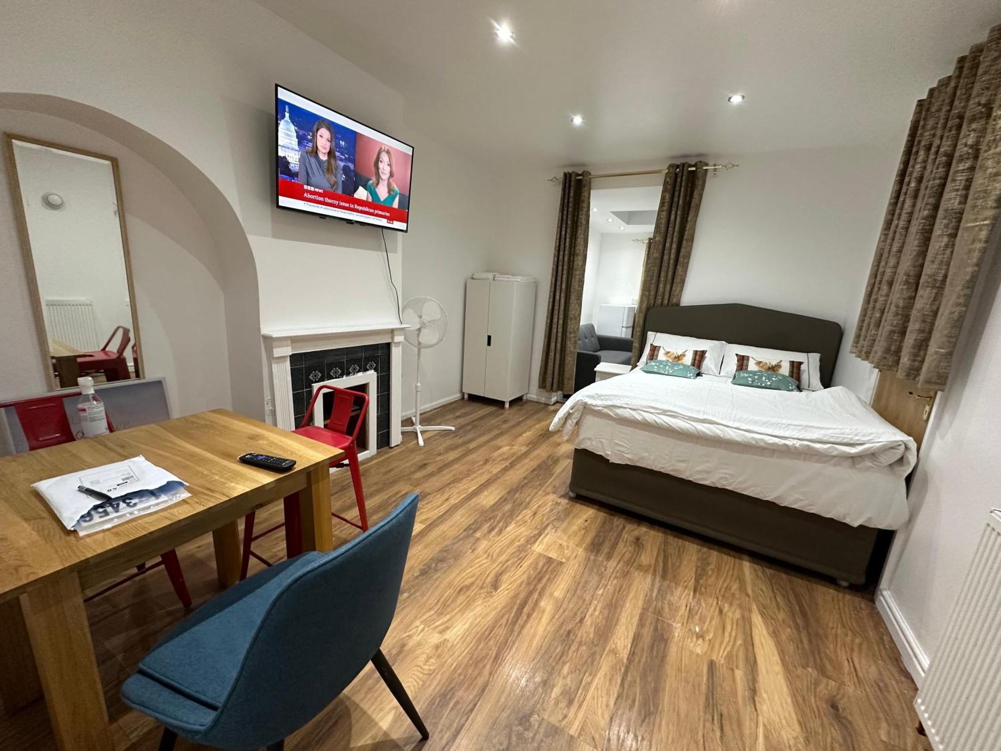4Th Studio Flat With Private Own Bathroom A London Luxury Family Home Setup And Furnished With Double Bed Plus A Double Futon-Sofa Bed A Single Futon Bed A Baby Cot And Garden And Free Parking Dış mekan fotoğraf