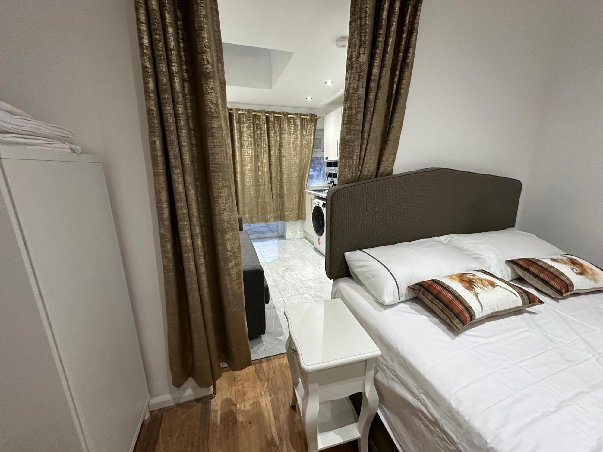 4Th Studio Flat With Private Own Bathroom A London Luxury Family Home Setup And Furnished With Double Bed Plus A Double Futon-Sofa Bed A Single Futon Bed A Baby Cot And Garden And Free Parking Dış mekan fotoğraf