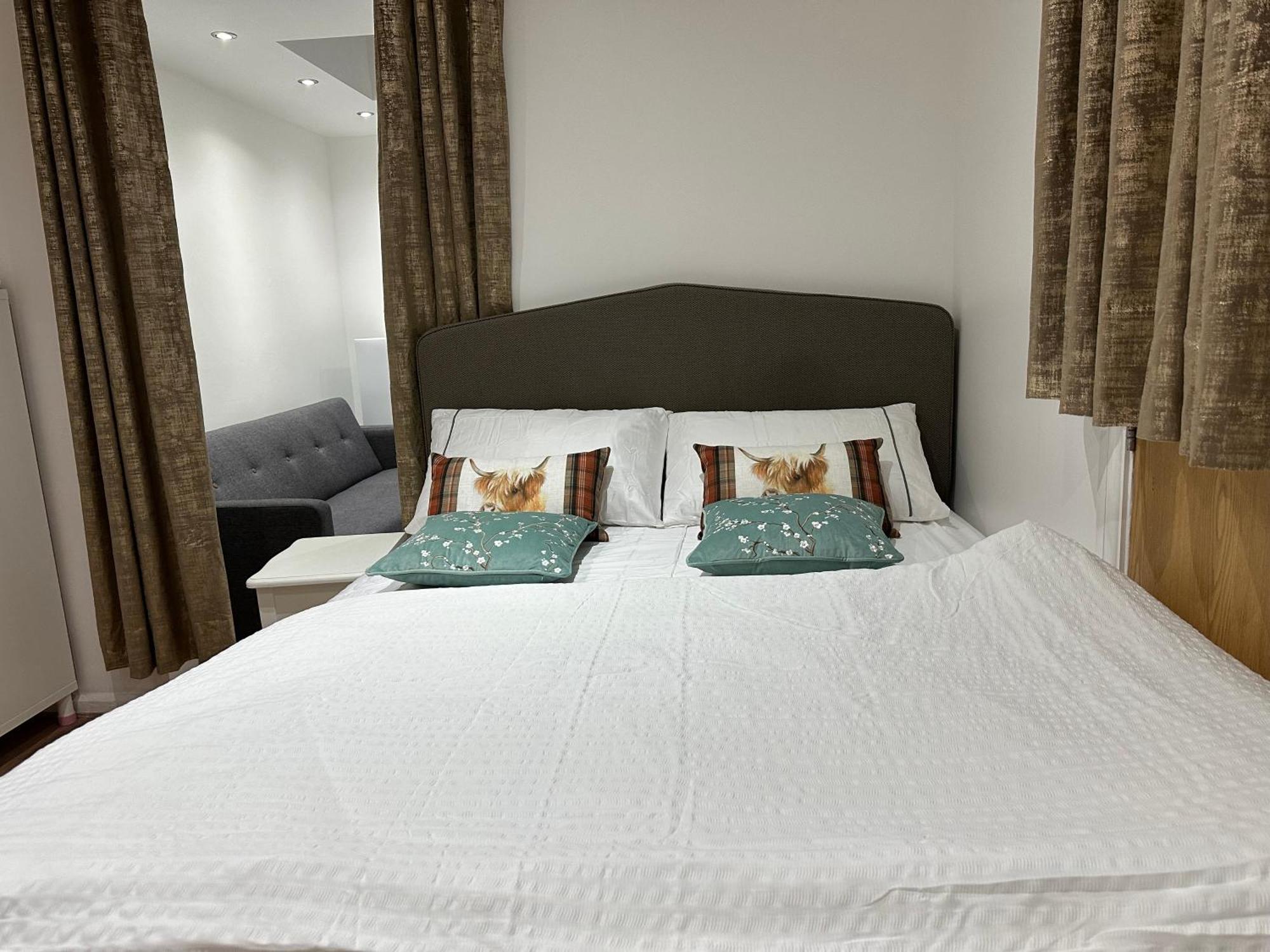 4Th Studio Flat With Private Own Bathroom A London Luxury Family Home Setup And Furnished With Double Bed Plus A Double Futon-Sofa Bed A Single Futon Bed A Baby Cot And Garden And Free Parking Dış mekan fotoğraf