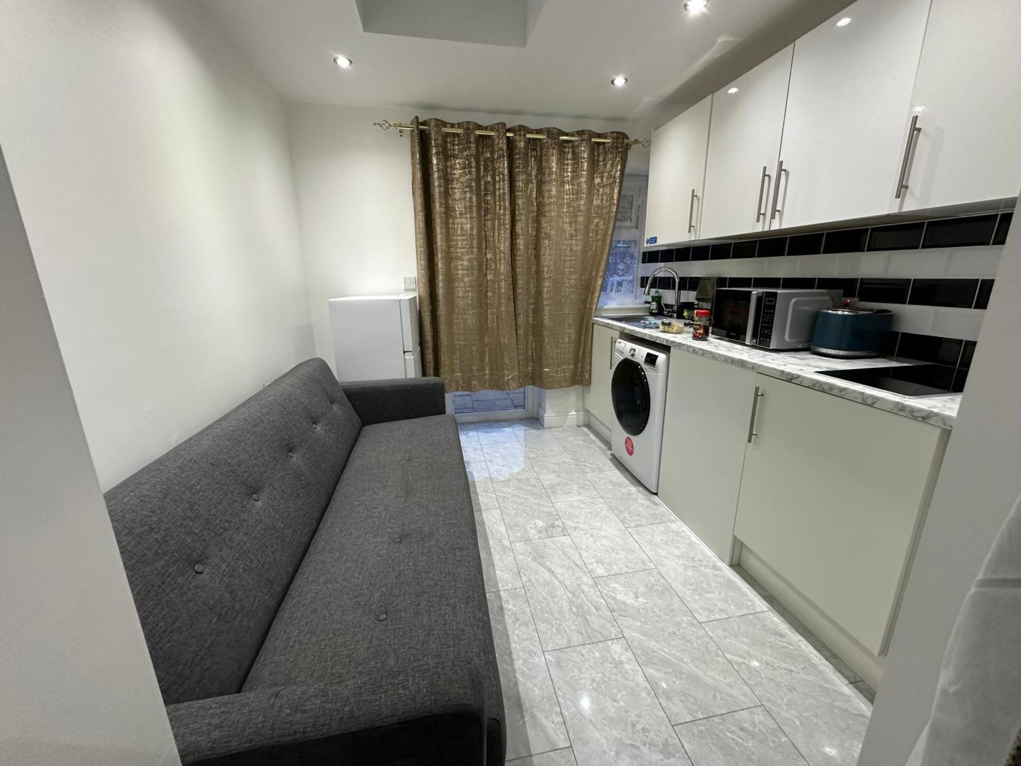 4Th Studio Flat With Private Own Bathroom A London Luxury Family Home Setup And Furnished With Double Bed Plus A Double Futon-Sofa Bed A Single Futon Bed A Baby Cot And Garden And Free Parking Dış mekan fotoğraf