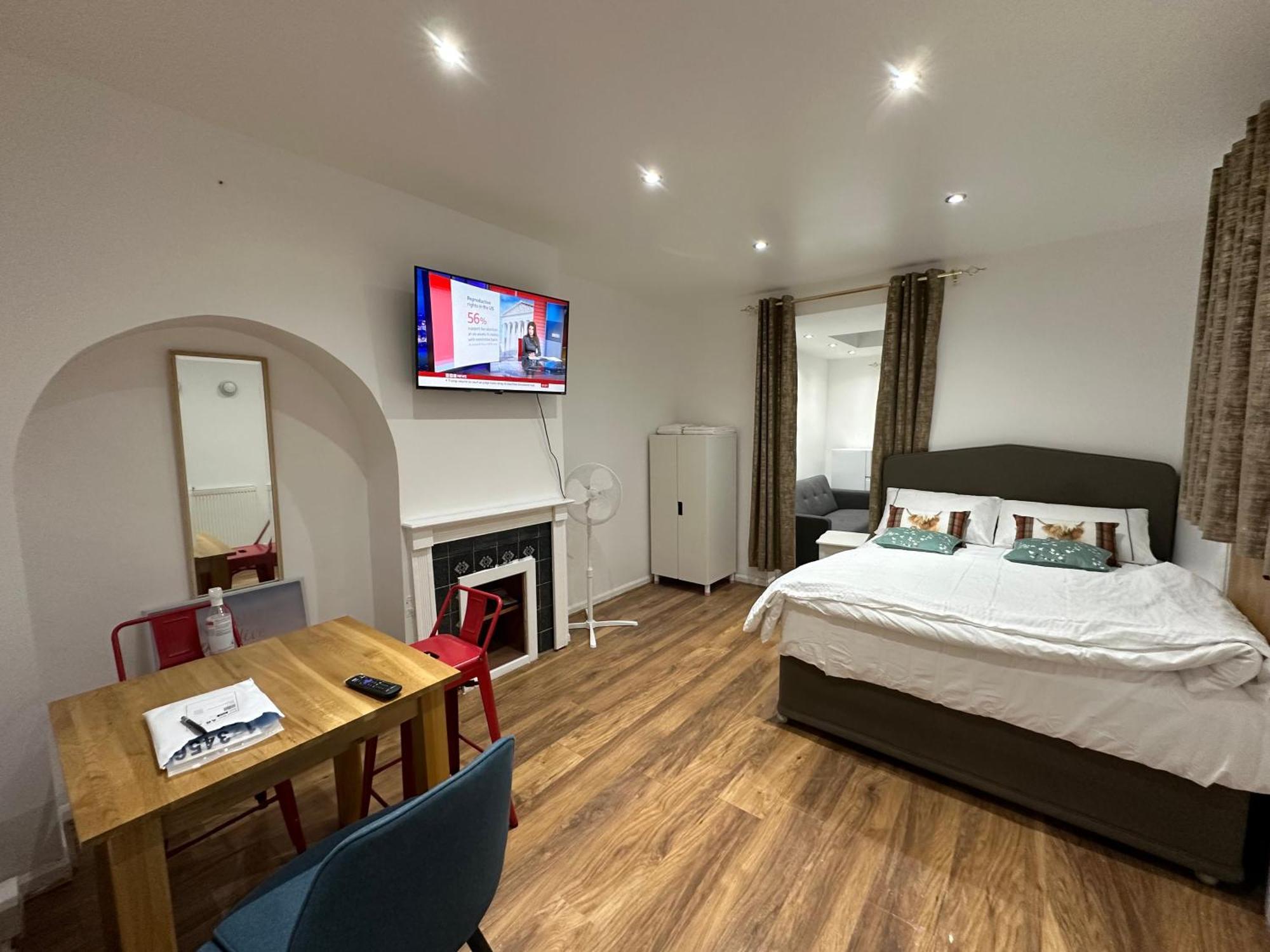4Th Studio Flat With Private Own Bathroom A London Luxury Family Home Setup And Furnished With Double Bed Plus A Double Futon-Sofa Bed A Single Futon Bed A Baby Cot And Garden And Free Parking Dış mekan fotoğraf