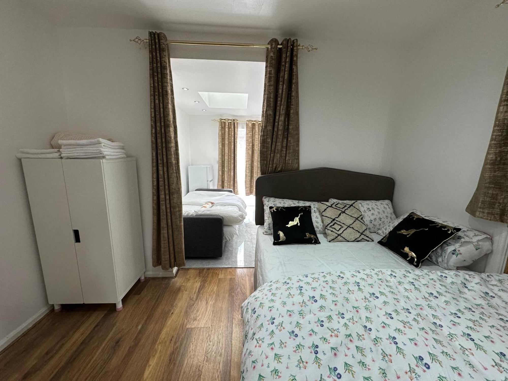 4Th Studio Flat With Private Own Bathroom A London Luxury Family Home Setup And Furnished With Double Bed Plus A Double Futon-Sofa Bed A Single Futon Bed A Baby Cot And Garden And Free Parking Dış mekan fotoğraf