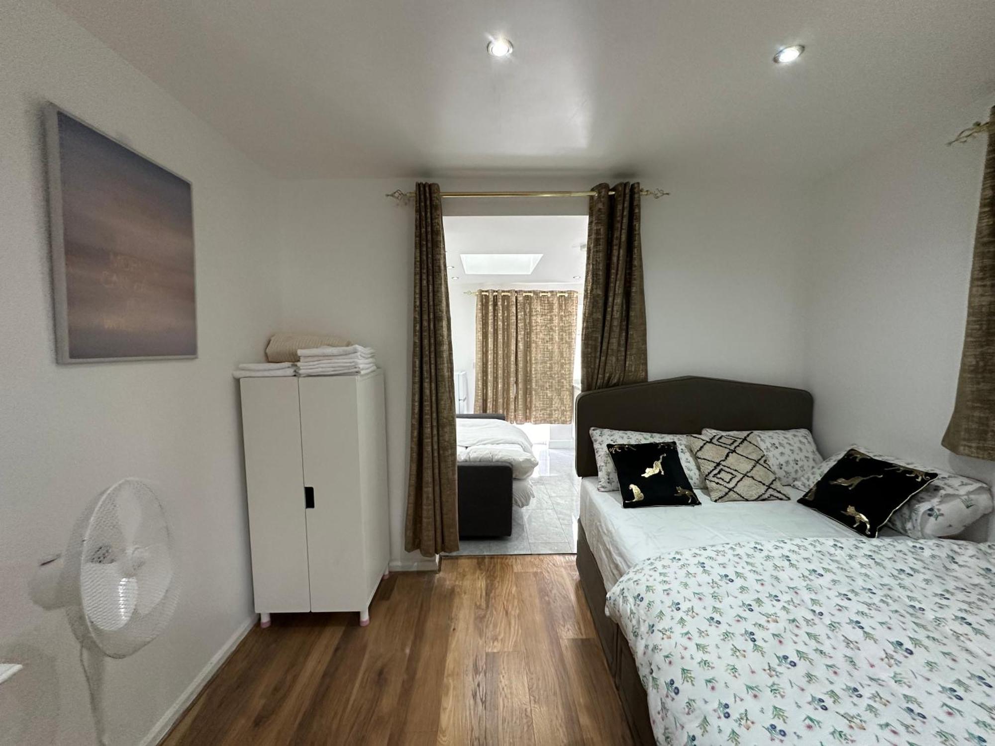 4Th Studio Flat With Private Own Bathroom A London Luxury Family Home Setup And Furnished With Double Bed Plus A Double Futon-Sofa Bed A Single Futon Bed A Baby Cot And Garden And Free Parking Dış mekan fotoğraf