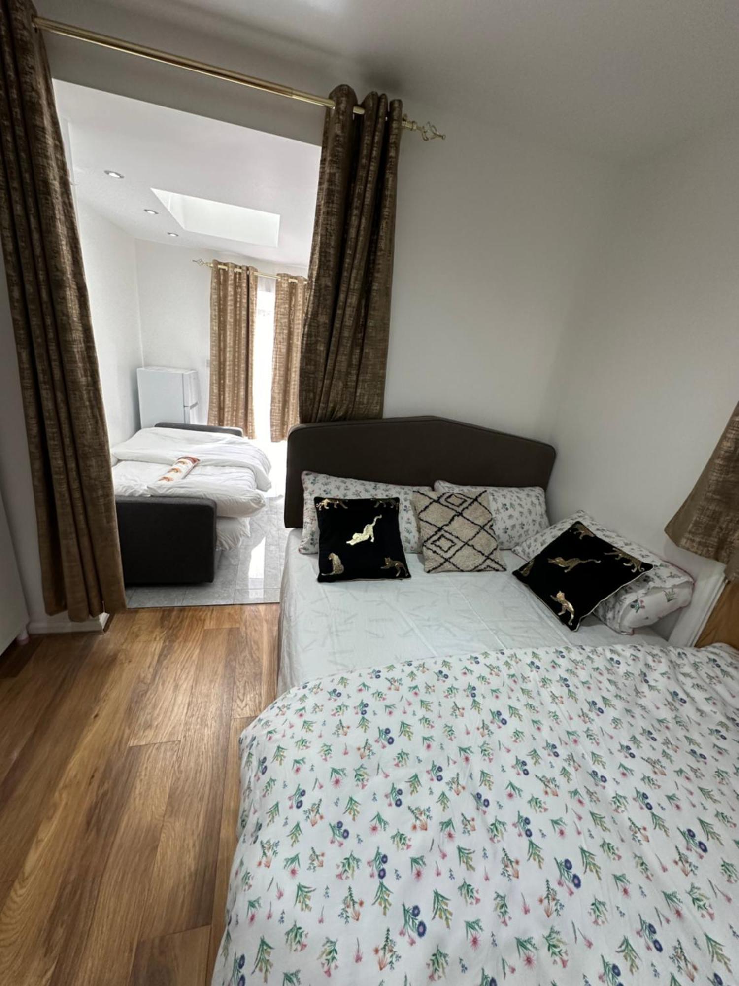 4Th Studio Flat With Private Own Bathroom A London Luxury Family Home Setup And Furnished With Double Bed Plus A Double Futon-Sofa Bed A Single Futon Bed A Baby Cot And Garden And Free Parking Dış mekan fotoğraf