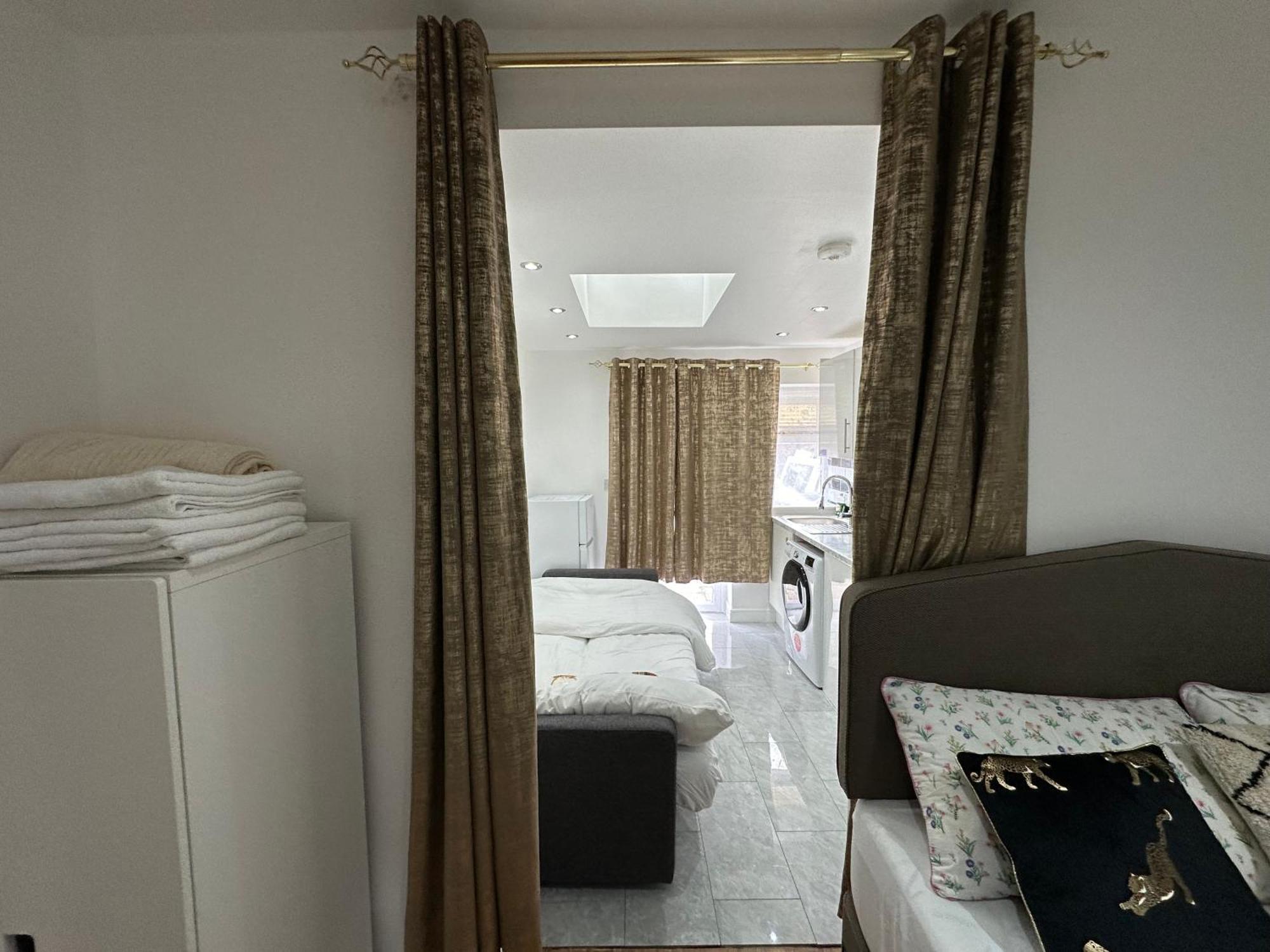 4Th Studio Flat With Private Own Bathroom A London Luxury Family Home Setup And Furnished With Double Bed Plus A Double Futon-Sofa Bed A Single Futon Bed A Baby Cot And Garden And Free Parking Dış mekan fotoğraf