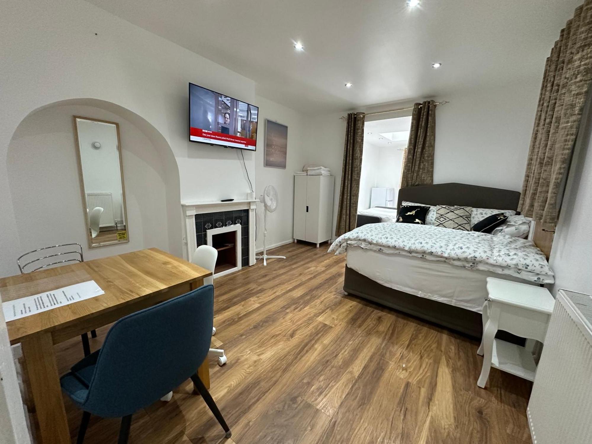 4Th Studio Flat With Private Own Bathroom A London Luxury Family Home Setup And Furnished With Double Bed Plus A Double Futon-Sofa Bed A Single Futon Bed A Baby Cot And Garden And Free Parking Dış mekan fotoğraf