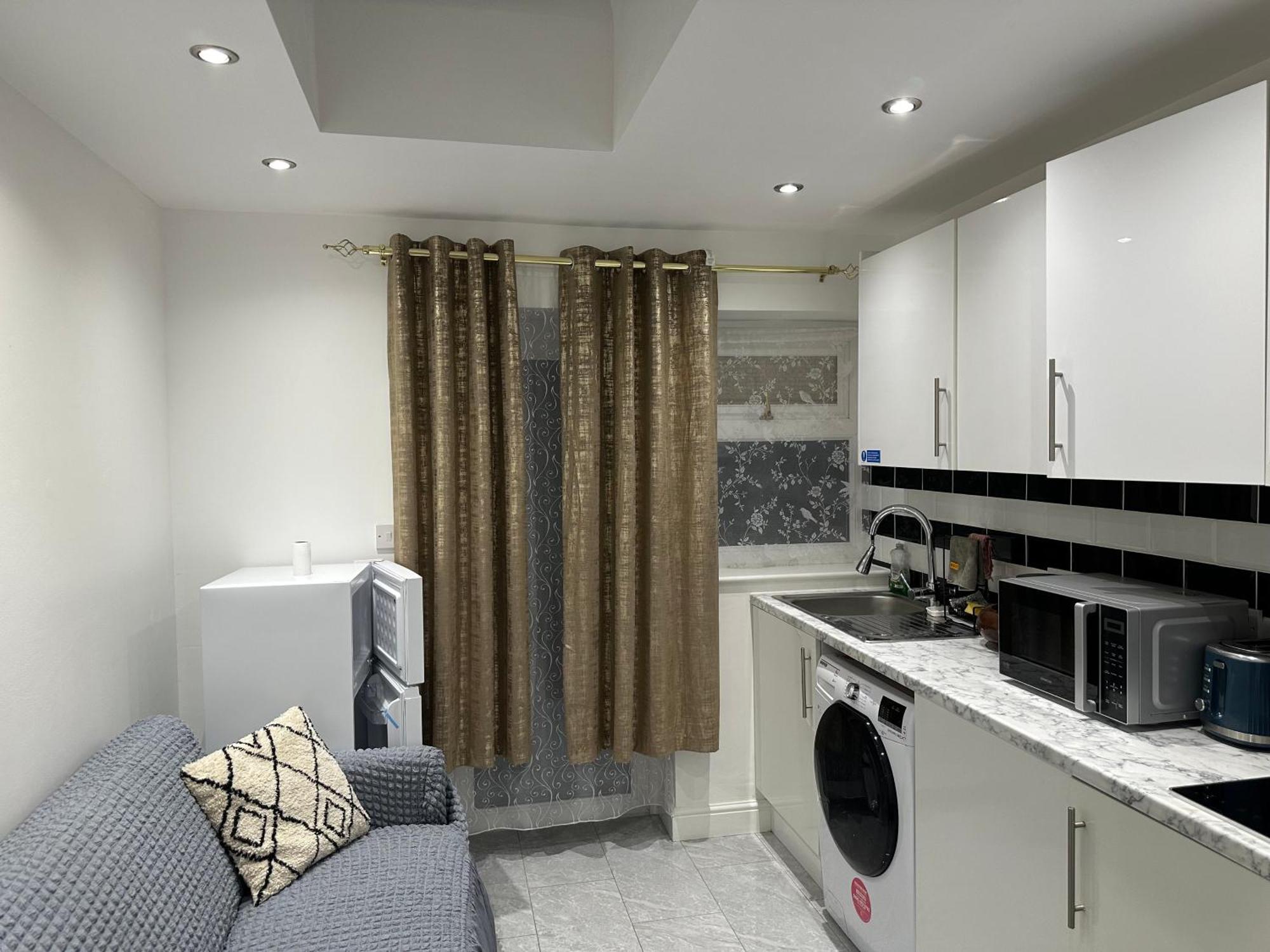 4Th Studio Flat With Private Own Bathroom A London Luxury Family Home Setup And Furnished With Double Bed Plus A Double Futon-Sofa Bed A Single Futon Bed A Baby Cot And Garden And Free Parking Dış mekan fotoğraf