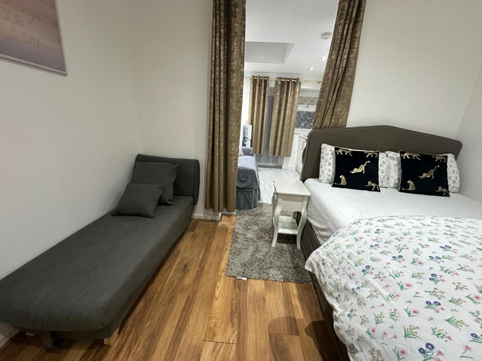 4Th Studio Flat With Private Own Bathroom A London Luxury Family Home Setup And Furnished With Double Bed Plus A Double Futon-Sofa Bed A Single Futon Bed A Baby Cot And Garden And Free Parking Dış mekan fotoğraf