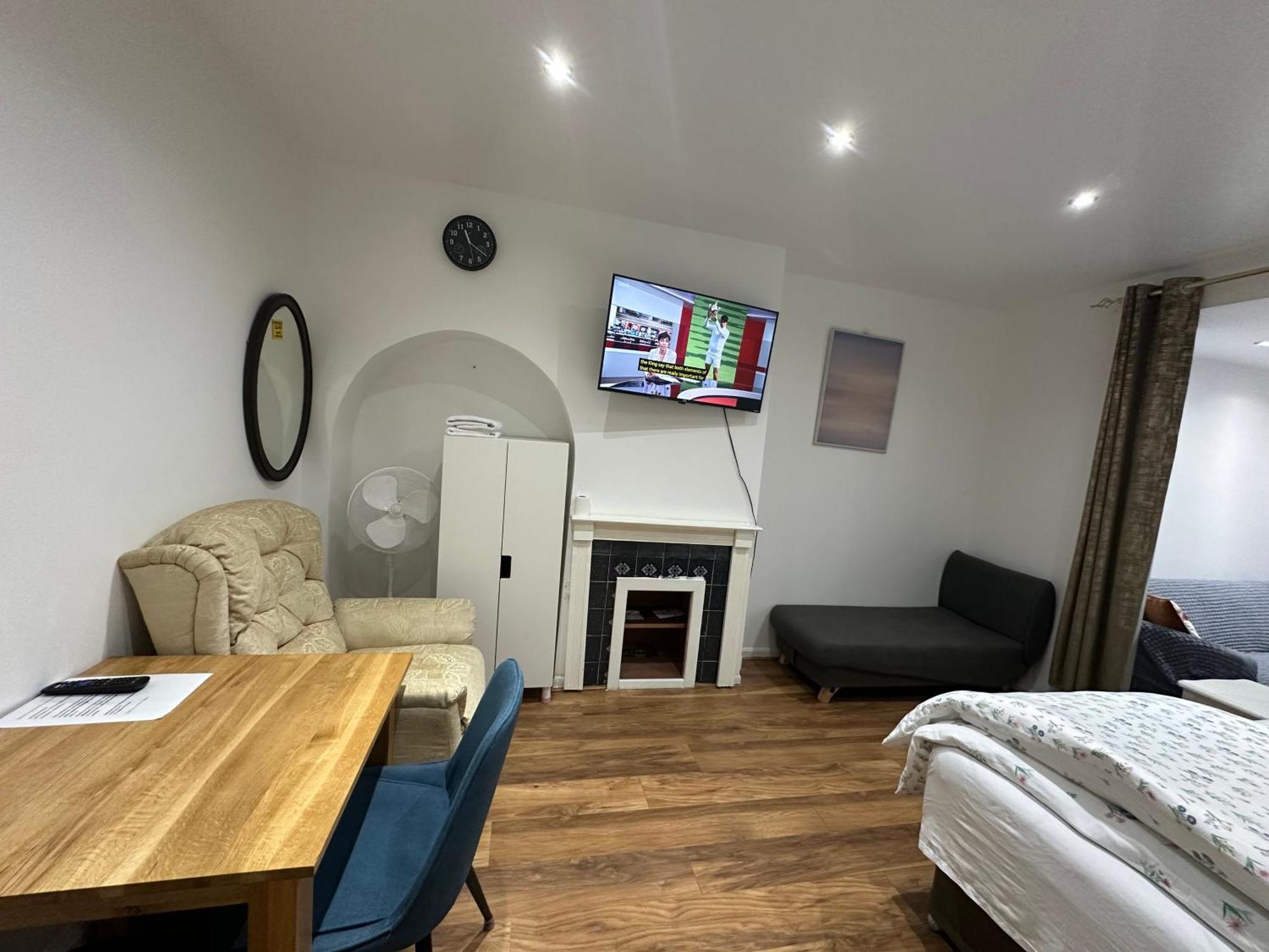 4Th Studio Flat With Private Own Bathroom A London Luxury Family Home Setup And Furnished With Double Bed Plus A Double Futon-Sofa Bed A Single Futon Bed A Baby Cot And Garden And Free Parking Dış mekan fotoğraf