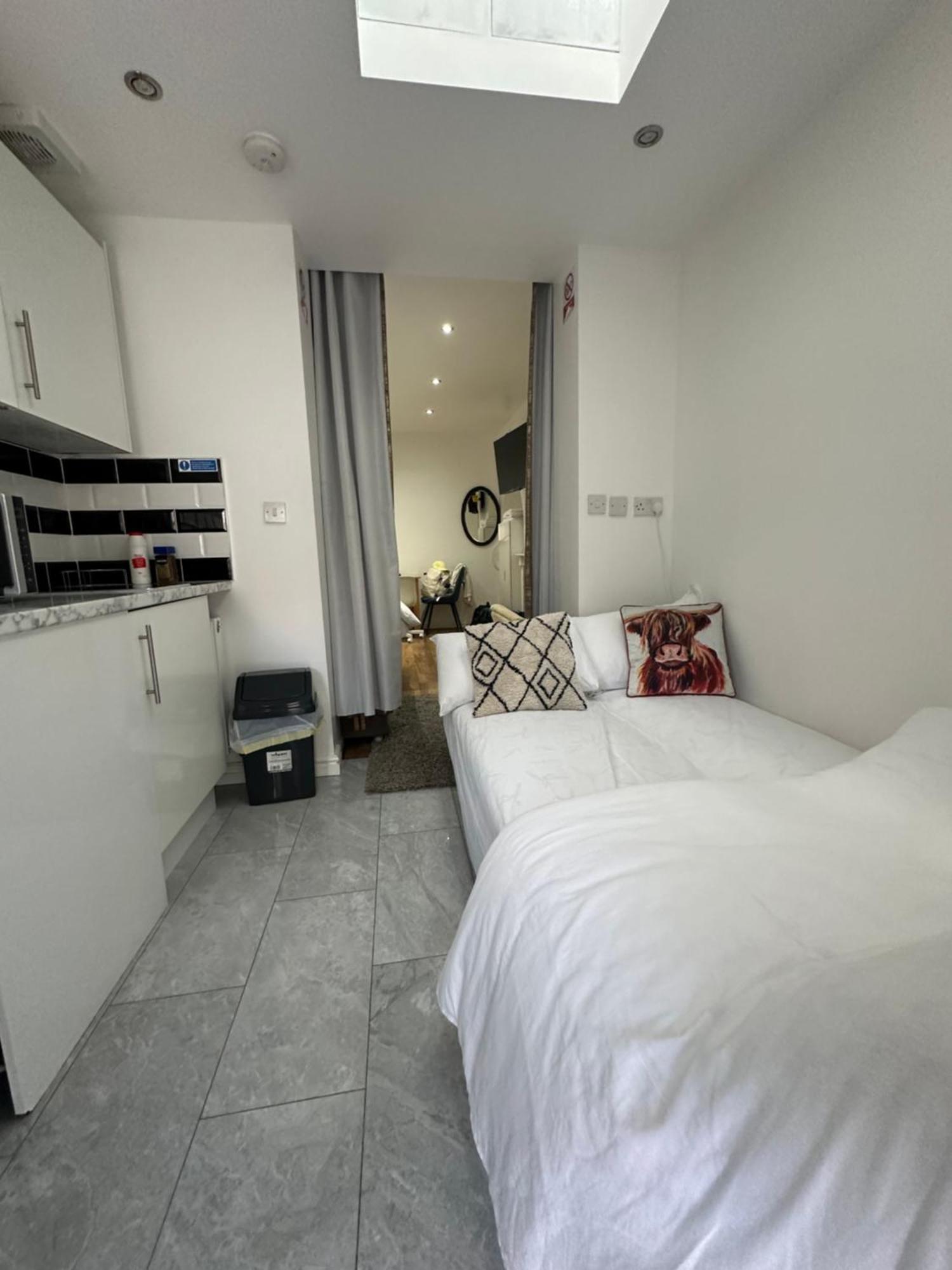 4Th Studio Flat With Private Own Bathroom A London Luxury Family Home Setup And Furnished With Double Bed Plus A Double Futon-Sofa Bed A Single Futon Bed A Baby Cot And Garden And Free Parking Dış mekan fotoğraf