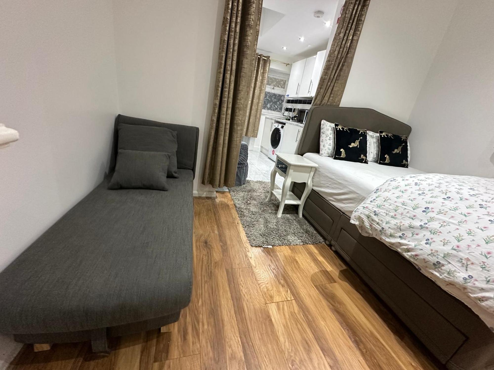 4Th Studio Flat With Private Own Bathroom A London Luxury Family Home Setup And Furnished With Double Bed Plus A Double Futon-Sofa Bed A Single Futon Bed A Baby Cot And Garden And Free Parking Dış mekan fotoğraf
