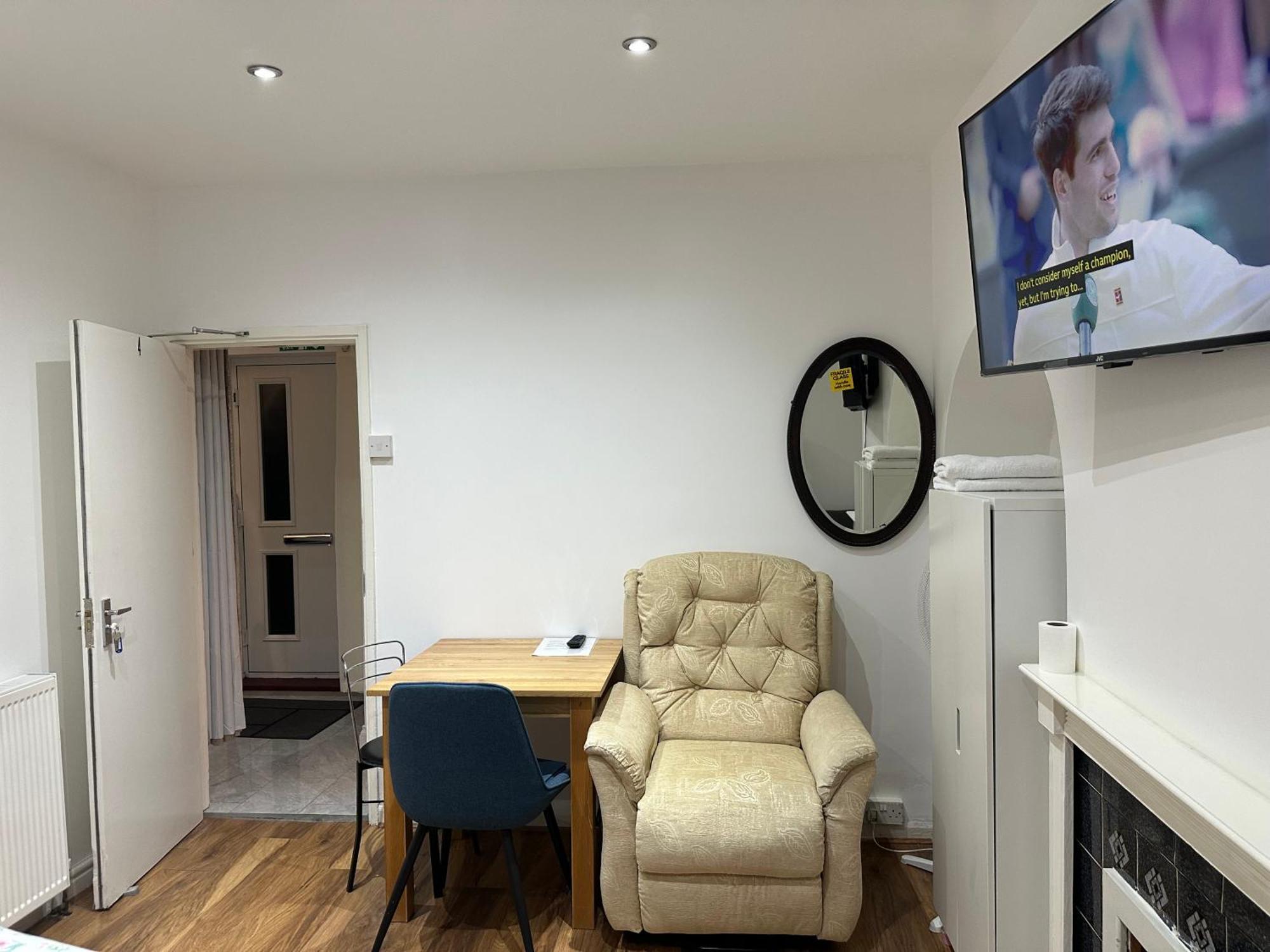 4Th Studio Flat With Private Own Bathroom A London Luxury Family Home Setup And Furnished With Double Bed Plus A Double Futon-Sofa Bed A Single Futon Bed A Baby Cot And Garden And Free Parking Dış mekan fotoğraf