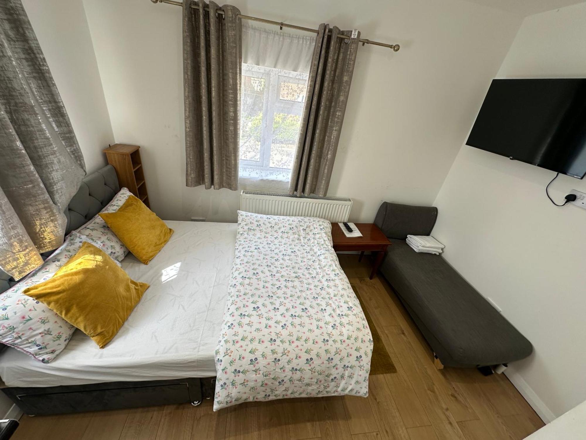 4Th Studio Flat With Private Own Bathroom A London Luxury Family Home Setup And Furnished With Double Bed Plus A Double Futon-Sofa Bed A Single Futon Bed A Baby Cot And Garden And Free Parking Dış mekan fotoğraf